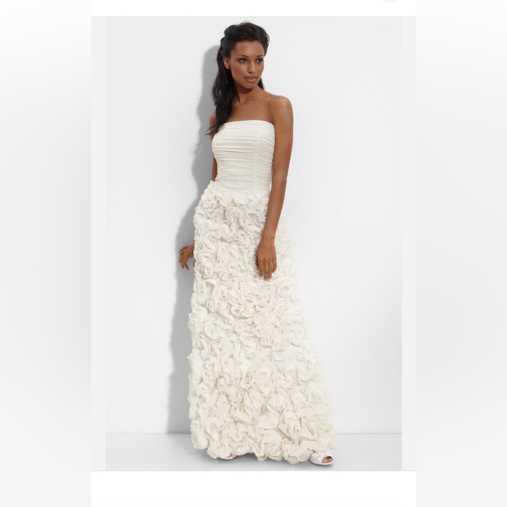 TADASHI SHOJI RUCHED STRAPLESS ROSETTE WEDDING GOWN IVORY SIZE 2